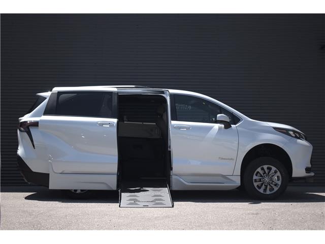 2024 Toyota Sienna XLE 8-Passenger (Stk: MU2358) in London - Image 3 of 28