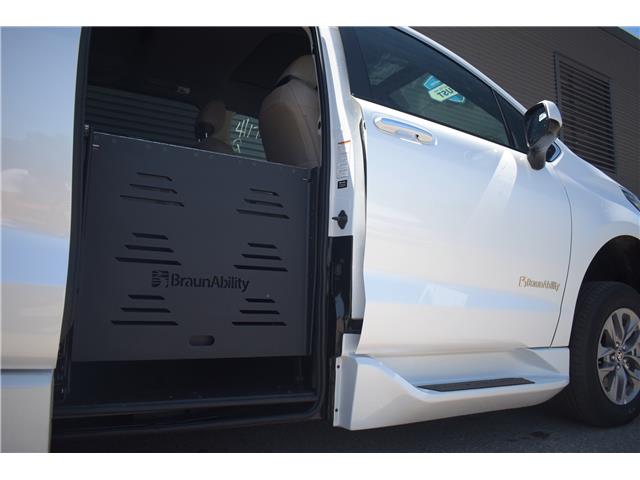 2024 Toyota Sienna XLE 8-Passenger (Stk: MU2358) in London - Image 4 of 28