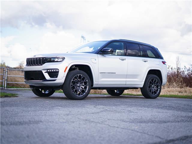 2023 Jeep Grand Cherokee 4xe Summit (Stk: 28990) in Surrey - Image 1 of 28