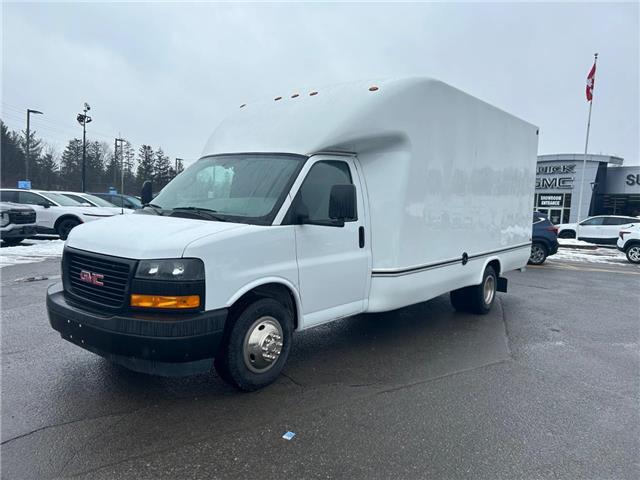 2020 GMC Savana Cutaway Work Van (Stk: A2180) in Ottawa - Image 1 of 20
