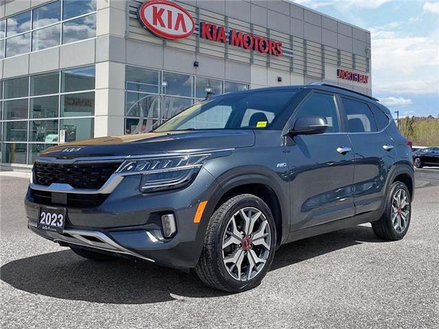 2023 Kia Seltos SX Turbo w/Burgundy Interior (Stk: 25-190PA) in North Bay - Image 1 of 24