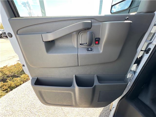 2025 Chevrolet Express 2500 Work Van (Stk: S1180384) in Calgary - Image 17 of 19