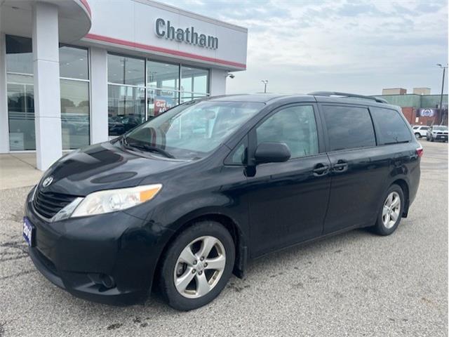 2016 Toyota Sienna LE 8 Passenger (Stk: 47284A) in Chatham - Image 1 of 8