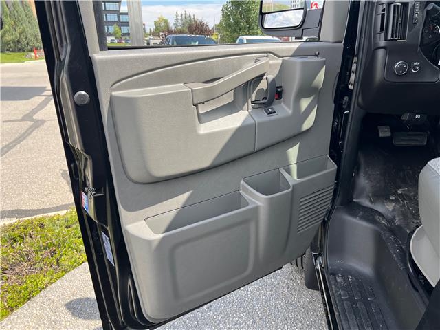 2025 Chevrolet Express 2500 Work Van (Stk: S1234560) in Calgary - Image 17 of 19