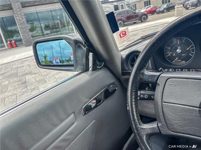 1989 Mercedes-Benz 560SL  (Stk: 2562435C) in London - Image 17 of 21