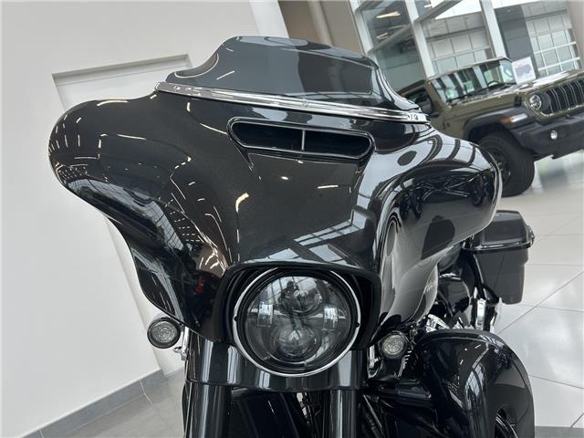 2017 Harley-Davidson CVO Street Glide  (Stk: TOM1) in London - Image 2 of 18