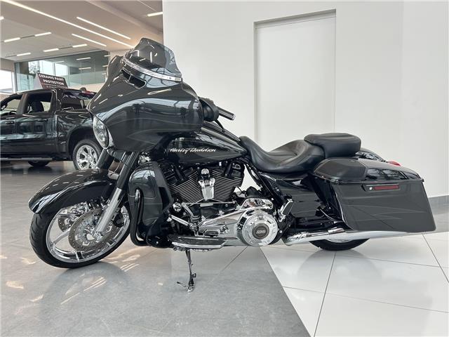 2017 Harley-Davidson CVO Street Glide  (Stk: TOM1) in London - Image 3 of 18