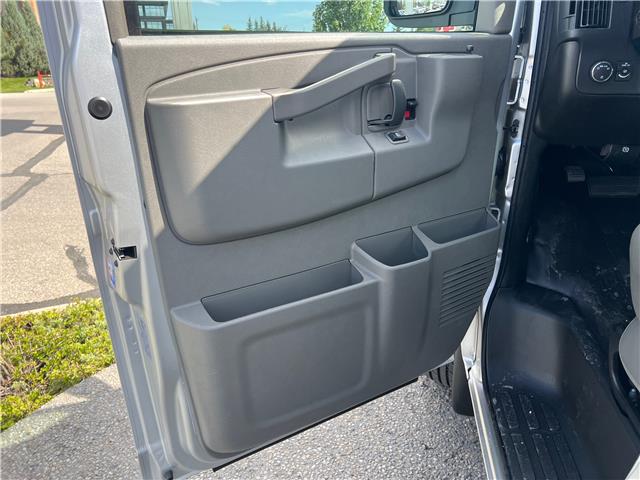 2025 Chevrolet Express 2500 Work Van (Stk: S1249648) in Calgary - Image 17 of 19