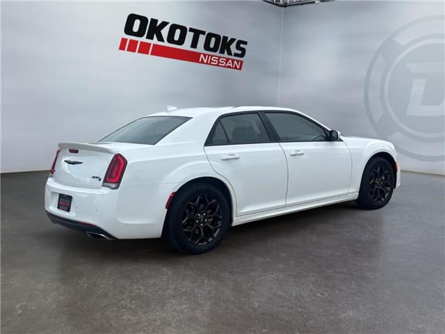 2023 Chrysler 300 S (Stk: 20121) in Okotoks - Image 5 of 15 2023 Chrysler 300 S (Stk: 20121) in Okotoks - Image 5 of 15