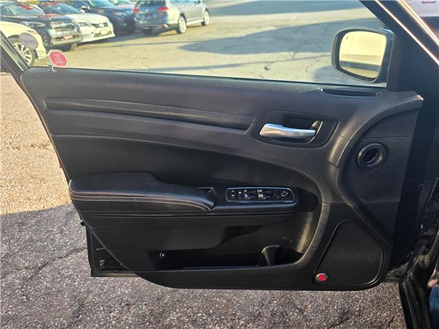 2015 Chrysler 300 S (Stk: 2507380) in Waterloo - Image 11 of 27