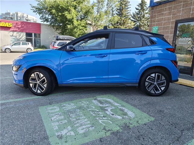 2022 Hyundai Kona Electric Preferred w/Two Tone (Stk: R-22HYKBLU1883) in Calgary - Image 2 of 15