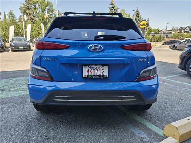 2022 Hyundai Kona Electric Preferred w/Two Tone (Stk: R-22HYKBLU1883) in Calgary - Image 4 of 15