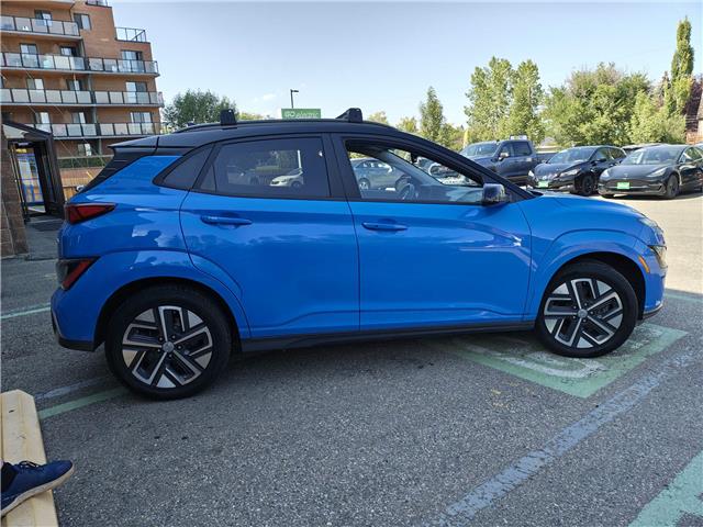 2022 Hyundai Kona Electric Preferred w/Two Tone (Stk: R-22HYKBLU1883) in Calgary - Image 6 of 15