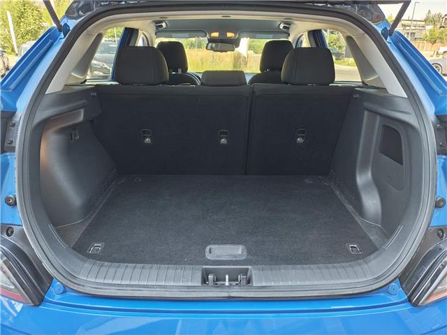2022 Hyundai Kona Electric Preferred w/Two Tone (Stk: R-22HYKBLU1883) in Calgary - Image 9 of 15