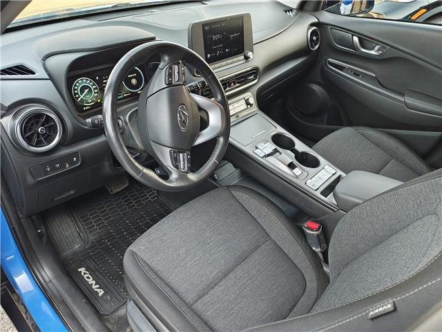2022 Hyundai Kona Electric Preferred w/Two Tone (Stk: R-22HYKBLU1883) in Calgary - Image 10 of 15