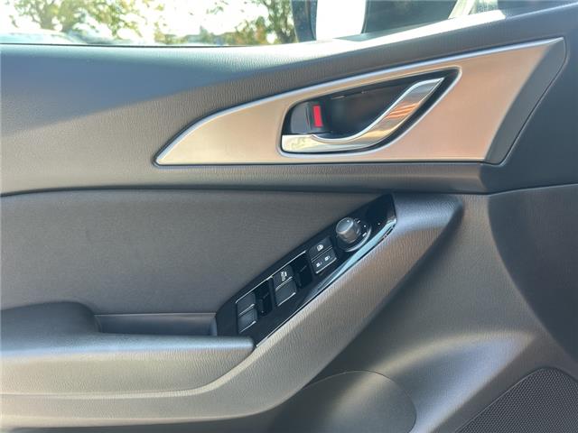 2018 Mazda Mazda3 Sport GS (Stk: 695696J) in Surrey - Image 10 of 15 2018 Mazda Mazda3 Sport GS (Stk: 695696J) in Surrey - Image 10 of 15