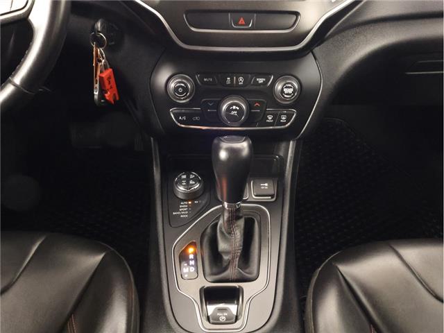 2020 Jeep Cherokee Trailhawk (Stk: A20075) in Calgary - Image 14 of 20