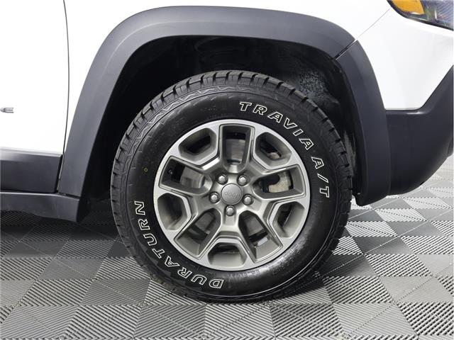 2020 Jeep Cherokee Trailhawk (Stk: A20075) in Calgary - Image 4 of 20