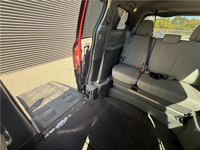 2017 Toyota Sienna XLE 7 Passenger (Stk: U10881A) in London - Image 10 of 18 2017 Toyota Sienna XLE 7 Passenger (Stk: U10881A) in London - Image 10 of 18