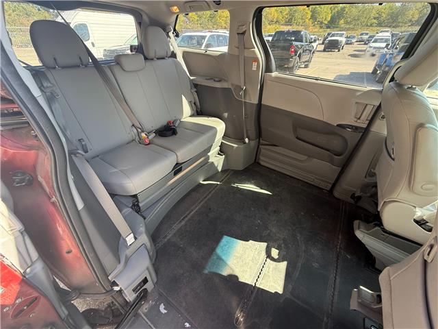 2017 Toyota Sienna XLE 7 Passenger (Stk: U10881A) in London - Image 13 of 18 2017 Toyota Sienna XLE 7 Passenger (Stk: U10881A) in London - Image 13 of 18