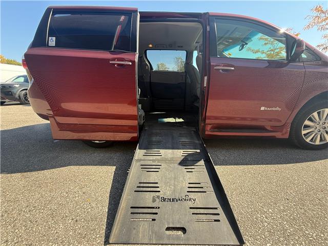 2017 Toyota Sienna XLE 7 Passenger (Stk: U10881A) in London - Image 7 of 18 2017 Toyota Sienna XLE 7 Passenger (Stk: U10881A) in London - Image 7 of 18
