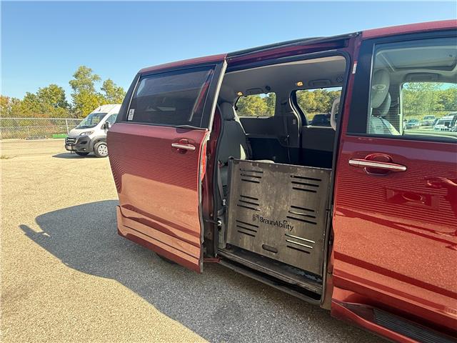 2017 Toyota Sienna XLE 7 Passenger (Stk: U10881A) in London - Image 9 of 18 2017 Toyota Sienna XLE 7 Passenger (Stk: U10881A) in London - Image 9 of 18