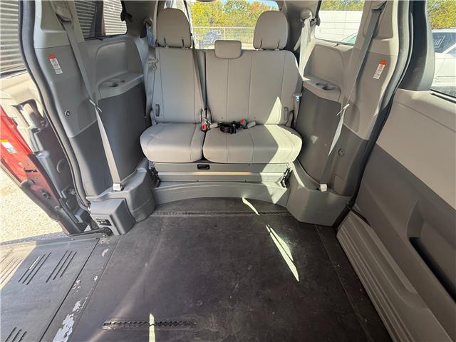 2017 Toyota Sienna XLE 7 Passenger (Stk: U10881A) in London - Image 15 of 18 2017 Toyota Sienna XLE 7 Passenger (Stk: U10881A) in London - Image 15 of 18