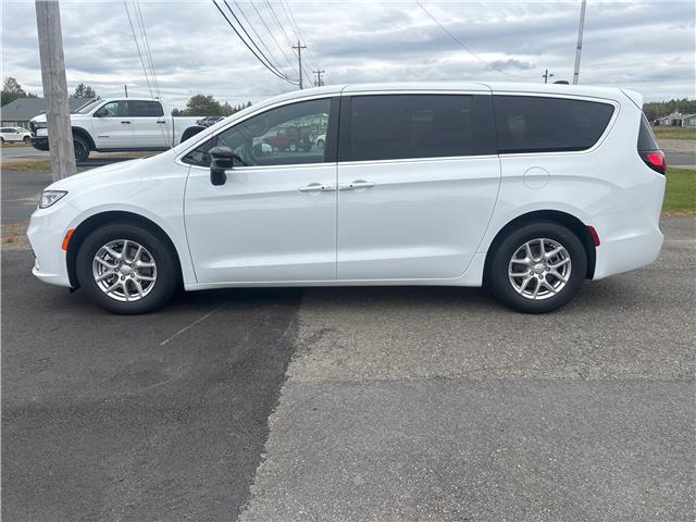 2026 Chrysler Pacifica Select (Stk: 26008) in Oak Bay - Image 2 of 6