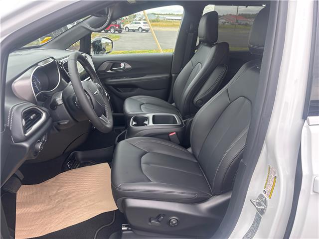 2026 Chrysler Pacifica Select (Stk: 26008) in Oak Bay - Image 4 of 6