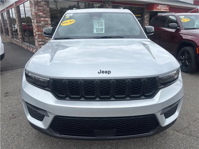 2025 Jeep Grand Cherokee Laredo (Stk: 25099) in Oak Bay - Image 2 of 8