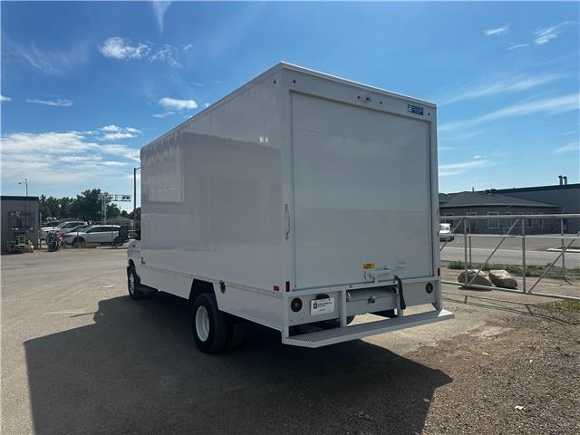 2026 Ford E-450 Cutaway Base (Stk: 26AF0466) in Airdrie - Image 5 of 9