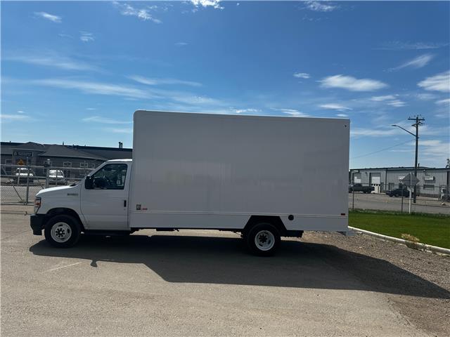 2026 Ford E-450 Cutaway Base (Stk: 26AF0466) in Airdrie - Image 2 of 9