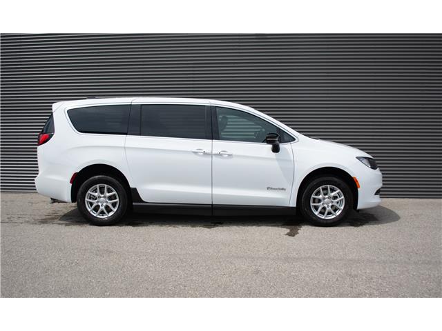 2025 Chrysler Grand Caravan SXT (Stk: Mu2384) in London - Image 4 of 23