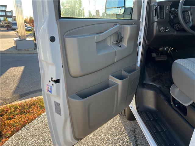 2025 Chevrolet Express 3500 Work Van (Stk: S1267132) in Calgary - Image 17 of 19