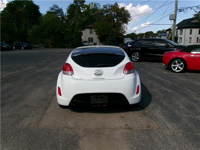 2016 Hyundai Veloster SE in Kitchener - Image 5 of 22 2016 Hyundai Veloster SE in Kitchener - Image 5 of 22
