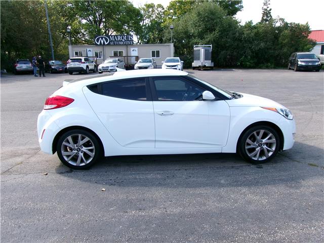 2016 Hyundai Veloster SE in Kitchener - Image 7 of 22 2016 Hyundai Veloster SE in Kitchener - Image 7 of 22