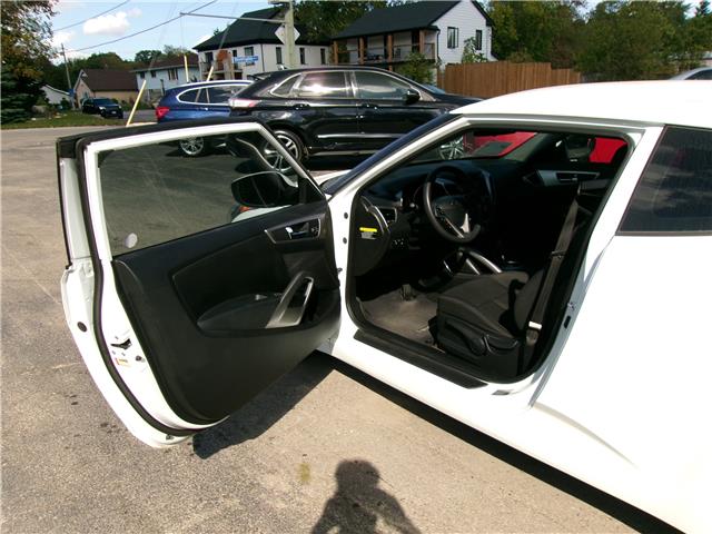 2016 Hyundai Veloster SE in Kitchener - Image 10 of 22 2016 Hyundai Veloster SE in Kitchener - Image 10 of 22