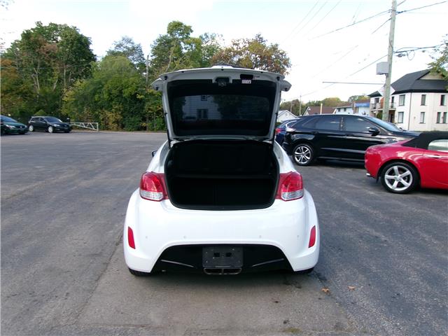 2016 Hyundai Veloster SE in Kitchener - Image 13 of 22 2016 Hyundai Veloster SE in Kitchener - Image 13 of 22