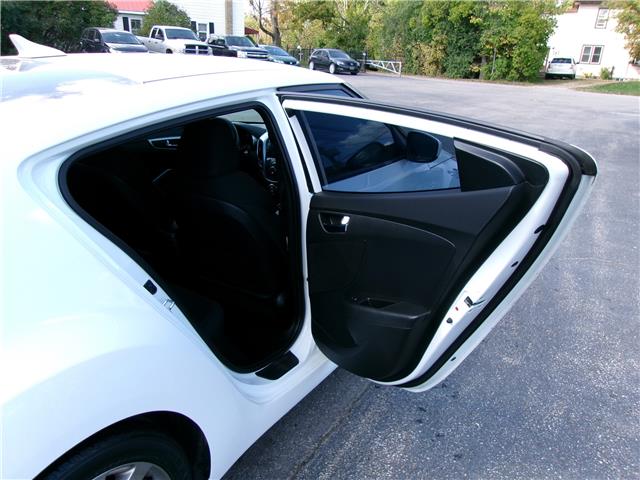 2016 Hyundai Veloster SE in Kitchener - Image 15 of 22 2016 Hyundai Veloster SE in Kitchener - Image 15 of 22