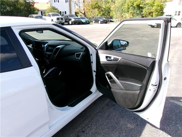 2016 Hyundai Veloster SE in Kitchener - Image 17 of 22 2016 Hyundai Veloster SE in Kitchener - Image 17 of 22