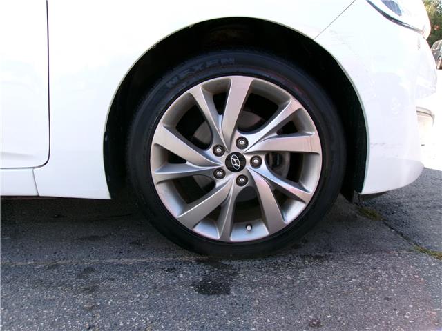 2016 Hyundai Veloster SE in Kitchener - Image 19 of 22 2016 Hyundai Veloster SE in Kitchener - Image 19 of 22