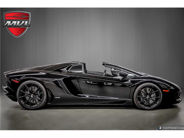2017 Lamborghini Aventador  Roadster (Stk: ZHWCR1ZD9HLA05734) in Oakville - Image 4 of 35