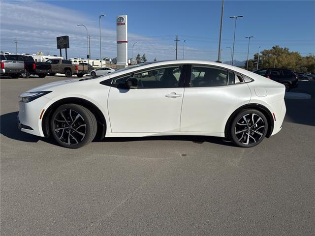 2026 Toyota Prius Plug-In Hybrid XSE (Stk: 3060610) in Cranbrook - Image 2 of 20