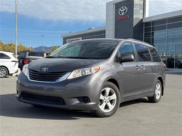 2017 Toyota Sienna LE 8 Passenger (Stk: S876353K) in Cranbrook - Image 1 of 18