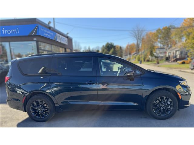 2022 Chrysler Pacifica Touring (Stk: 250998) in North Bay - Image 2 of 20