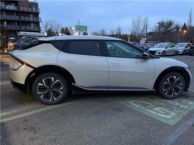 2022 Kia EV6 Long Range (Stk: R-22KIEWHI5632) in Calgary - Image 6 of 16 2022 Kia EV6 Long Range (Stk: R-22KIEWHI5632) in Calgary - Image 6 of 16