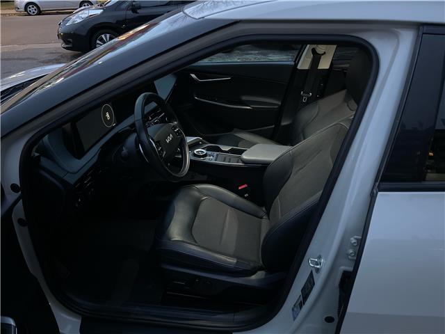 2022 Kia EV6 Long Range (Stk: R-22KIEWHI5632) in Calgary - Image 11 of 16 2022 Kia EV6 Long Range (Stk: R-22KIEWHI5632) in Calgary - Image 11 of 16