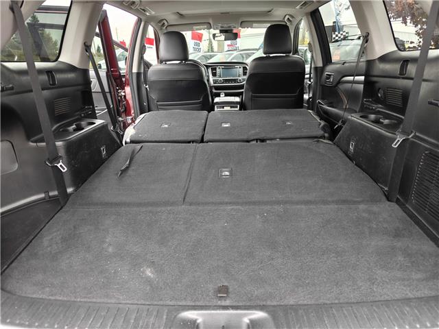 2017 Toyota Highlander XLE in Ottawa - Image 33 of 37