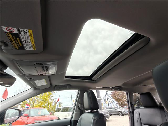 2017 Toyota Highlander XLE in Ottawa - Image 25 of 37