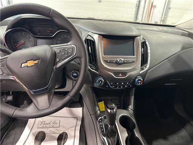 2018 Chevrolet Cruze LT Auto (Stk: 12420) in Roblin - Image 6 of 9